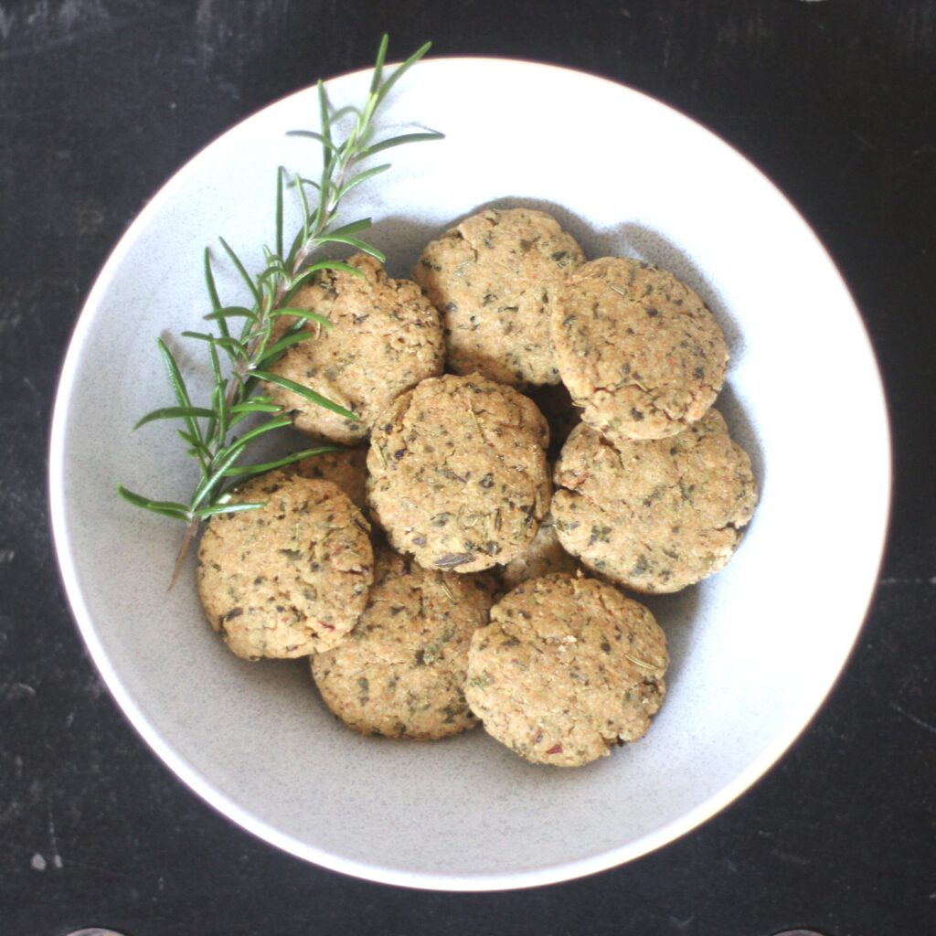 Pikante Weihnachtskekse mit Kräutern